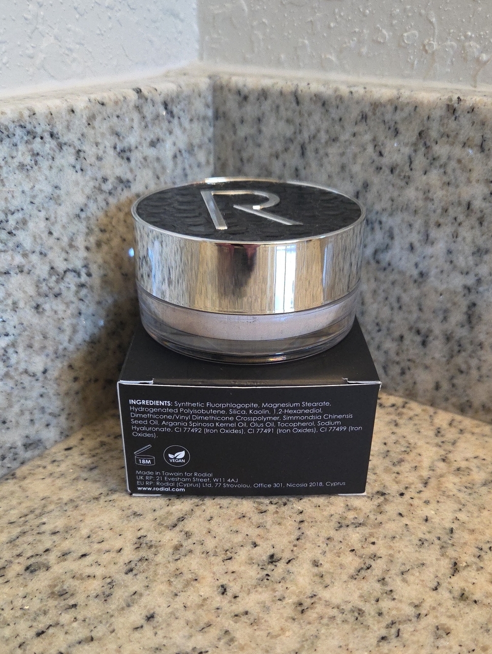 Rodial Glass Powder Loose Blurring Powder - Picture 2 of 8